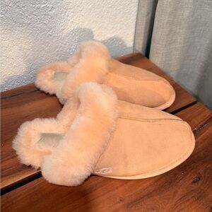 UGG Women's Peach Suede Cozy Clog Slippers size 8